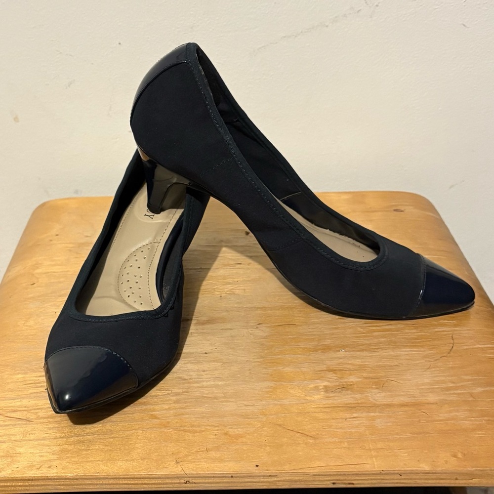 Ellen Tracy Navy Pointed Toe Mid Heels